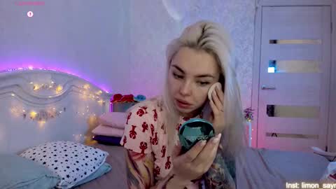 Snapshot of lillimooore chatting on 9, 10, 2025 LilliMoore online show from 9, 10, 2025