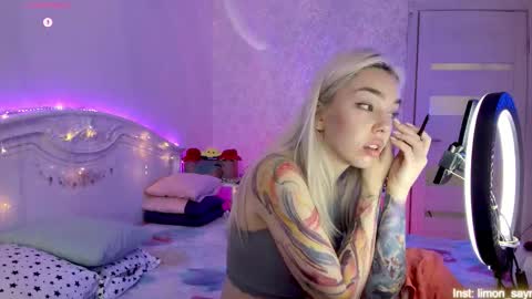 Snapshot of lillimooore chatting on 13, 10, 2025 LilliMoore online show from 13, 10, 2025