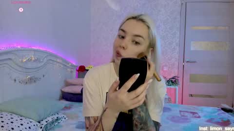 Snapshot of lillimooore chatting on 16, 10, 2025 LilliMoore online show from 16, 10, 2025