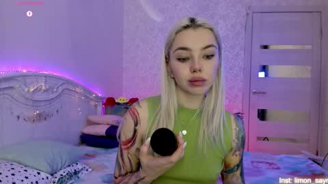 Snapshot of lillimooore chatting on 17, 10, 2025 LilliMoore online show from 17, 10, 2025