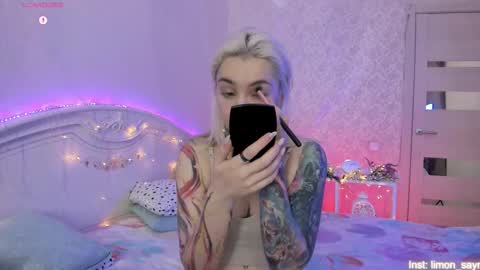 Snapshot of lillimooore chatting on 9, 11, 2025 LilliMoore online show from 9, 11, 2025