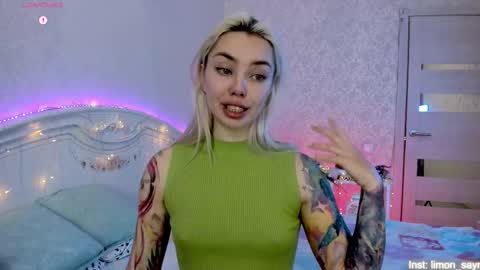 Snapshot of lillimooore chatting on 2, 12, 2025 LilliMoore online show from 2, 12, 2025