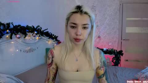 Snapshot of lillimooore chatting on 15, 12, 2025 LilliMoore online show from 15, 12, 2025