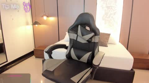 L I L L Y online show from 15, 10, 2025