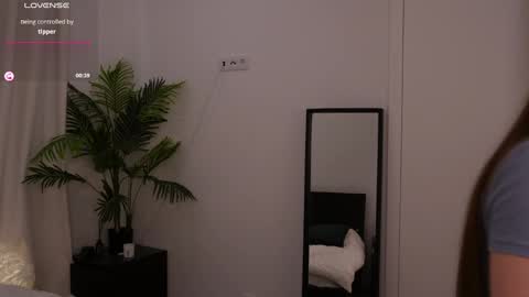 Lilly Colins online show from 20, 1, 2025