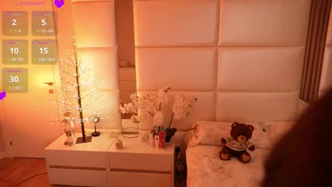 Lilly Colins online show from 9, 2, 2026