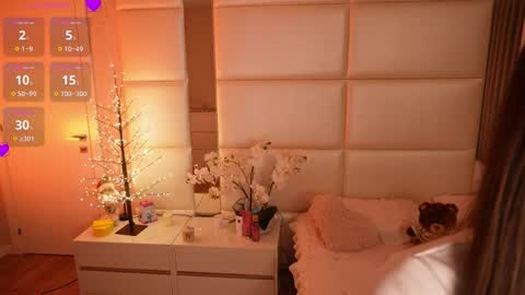 Lilly Colins online show from 25, 2, 2026