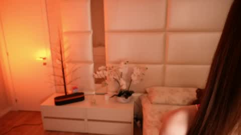 Lilly Colins online show from 11, 4, 2026