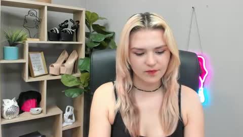 Snapshot of lilysweetxo chatting on 20, 7, 2026 Lily online show from 20, 7, 2026