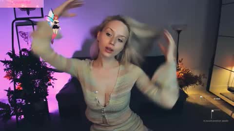 Snapshot of linda_roxy chatting on 5, 11, 2025 Linda online show from 5, 11, 2025