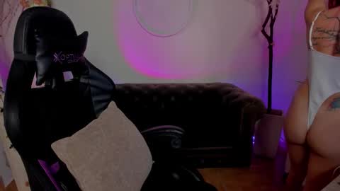 Lindsay    online show from 8, 9, 2025