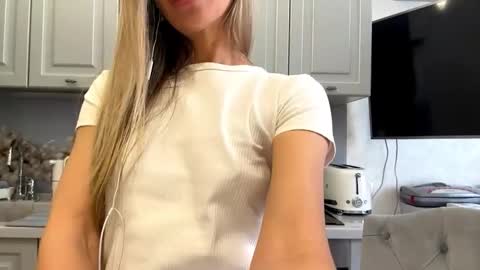 Snapshot of lindsyzinda chatting on 4, 2, 2026 Rita online show from 4, 2, 2026