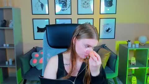 Snapshot of lisa_mitchel chatting on 25, 10, 2025 Lisa online show from 25, 10, 2025
