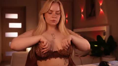 Snapshot of lisalovesweet chatting on 17, 7, 2026 Lisa online show from 17, 7, 2026