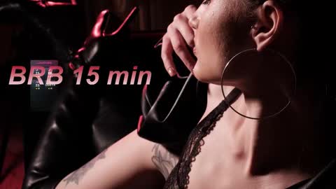 Snapshot of lisamooore chatting on 5, 11, 2025 Lisa Moore online show from 5, 11, 2025