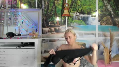 Snapshot of lissa_brown_ chatting on 12, 12, 2024 Lissa online show from 12, 12, 2024