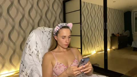 Snapshot of litle_girl05 chatting on 13, 7, 2026 LUNA online show from 13, 7, 2026