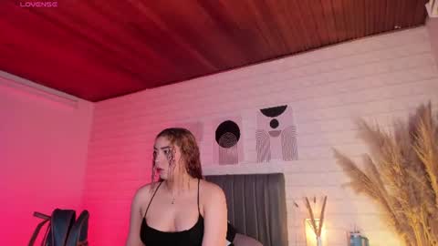 Snapshot of lizzie_evans chatting on 9, 7, 2026 Lizzie online show from 9, 7, 2026