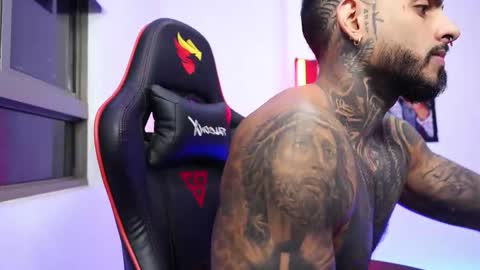 logan_hugh8 online show from 28, 10, 2025