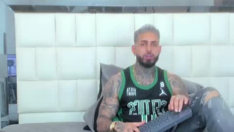 logan_hugh8 online show from 15, 7, 2026