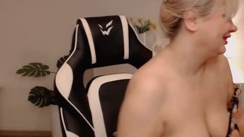  Lola  online show from 11, 3, 2026