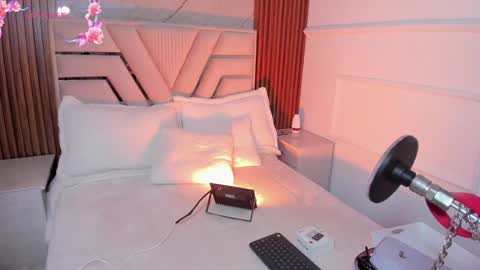 Lola Angel online show from 27, 1, 2025