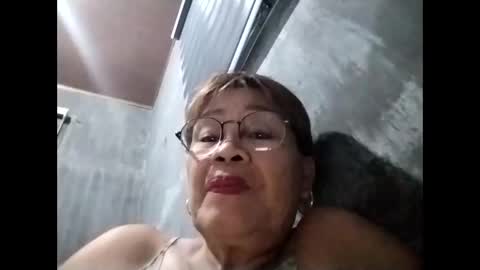 Snapshot of lolamommie chatting on 13, 10, 2025 tey online show from 13, 10, 2025