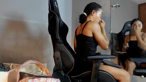 lolareyes1 online show from 5, 12, 2025