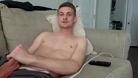 Snapshot of longroyaltyy chatting on 13, 12, 2025 longroyaltyy online show from 13, 12, 2025