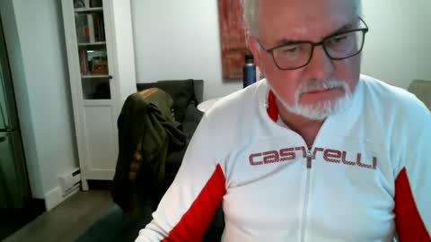 Snapshot of loop102 chatting on 16, 9, 2025 loop102 online show from 16, 9, 2025