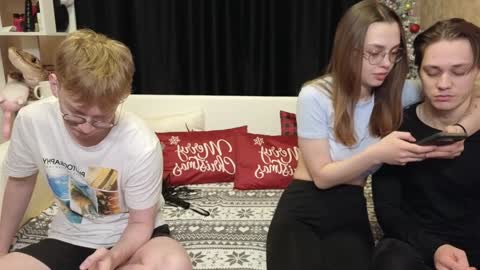 Jean and Isa right couple Mark and Eva left couple online show from 5, 1, 2025