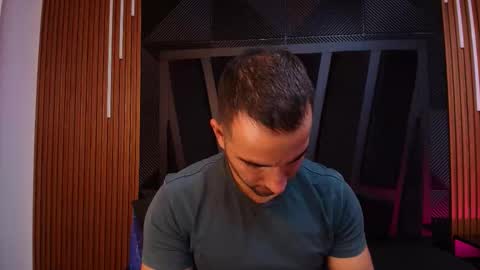  L O R E N Z O  Thumbs Up help  online show from 16, 2, 2026