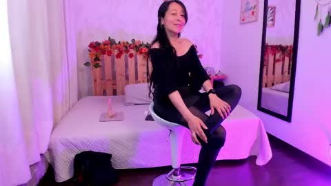 Snapshot of loretta_fraser chatting on 9, 10, 2025 loretta_fraser online show from 9, 10, 2025