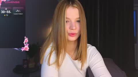 Snapshot of lovely_babyy chatting on 25, 12, 2024 Jenny online show from 25, 12, 2024