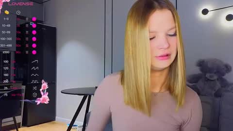 Snapshot of lovely_babyy chatting on 26, 9, 2025 Jenny online show from 26, 9, 2025