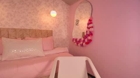 lovely_julls online show from 9, 2, 2026