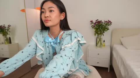 Snapshot of lovelynightt chatting on 18, 11, 2025 kim online show from 18, 11, 2025