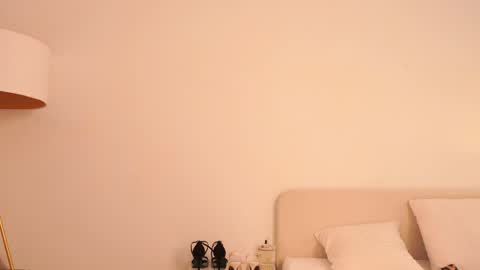 Snapshot of lovelynightt chatting on 24, 11, 2025 kim online show from 24, 11, 2025