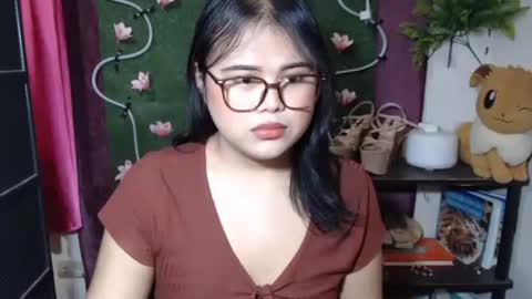 Snapshot of lovelypinaychubsx chatting on 28, 9, 2025 lovely online show from 28, 9, 2025