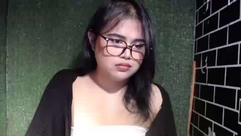 Snapshot of lovelypinaychubsx chatting on 28, 9, 2025 lovely online show from 28, 9, 2025