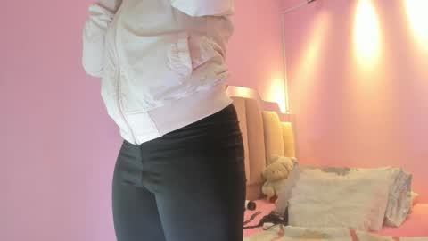 Snapshot of lovequeen02 chatting on 4, 10, 2025 L O V E online show from 4, 10, 2025