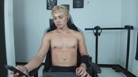 Snapshot of lover_fitnessboy chatting on 1, 6, 2026 kevin online show from 1, 6, 2026