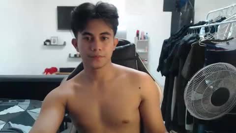 Snapshot of loverboyph04 chatting on 1, 10, 2025 loverboyph04 online show from 1, 10, 2025