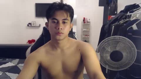 Snapshot of loverboyph04 chatting on 3, 10, 2025 loverboyph04 online show from 3, 10, 2025