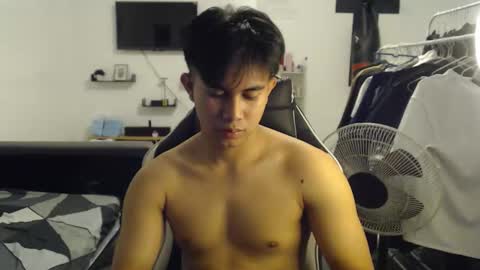 Snapshot of loverboyph04 chatting on 13, 10, 2025 loverboyph04 online show from 13, 10, 2025