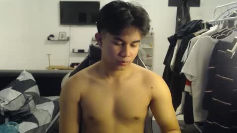 Snapshot of loverboyph04 chatting on 20, 10, 2025 loverboyph04 online show from 20, 10, 2025