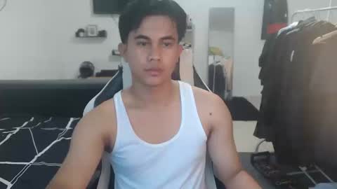 Snapshot of loverboyph04 chatting on 17, 12, 2025 loverboyph04 online show from 17, 12, 2025