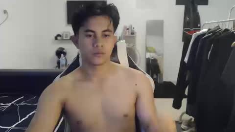 Snapshot of loverboyph04 chatting on 18, 12, 2025 loverboyph04 online show from 18, 12, 2025