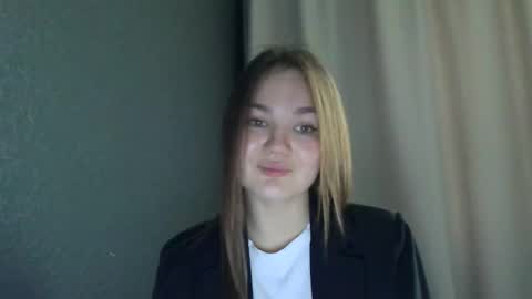 Snapshot of loviesimone chatting on 9, 10, 2025 loviesimone online show from 9, 10, 2025