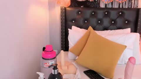 Snapshot of lucia_rios chatting on 27, 10, 2025 Lucia online show from 27, 10, 2025